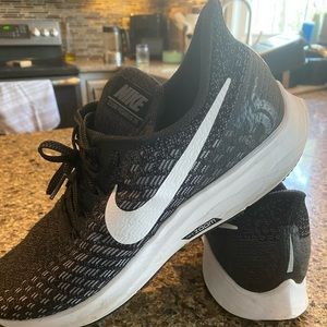 Nike Zoom Pegasus 35 in B/W/Gunsmoke Grey